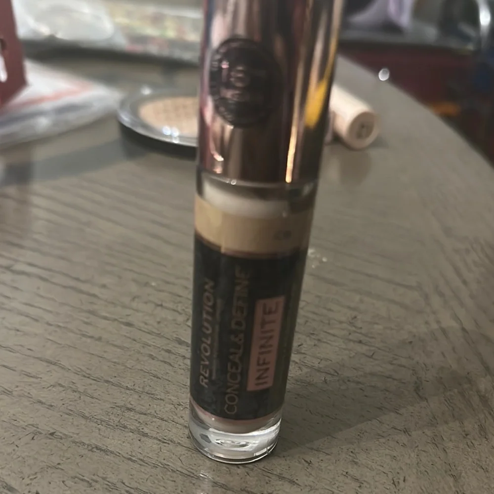 Revolution Conceal & Define Infinite Concealer - Cream